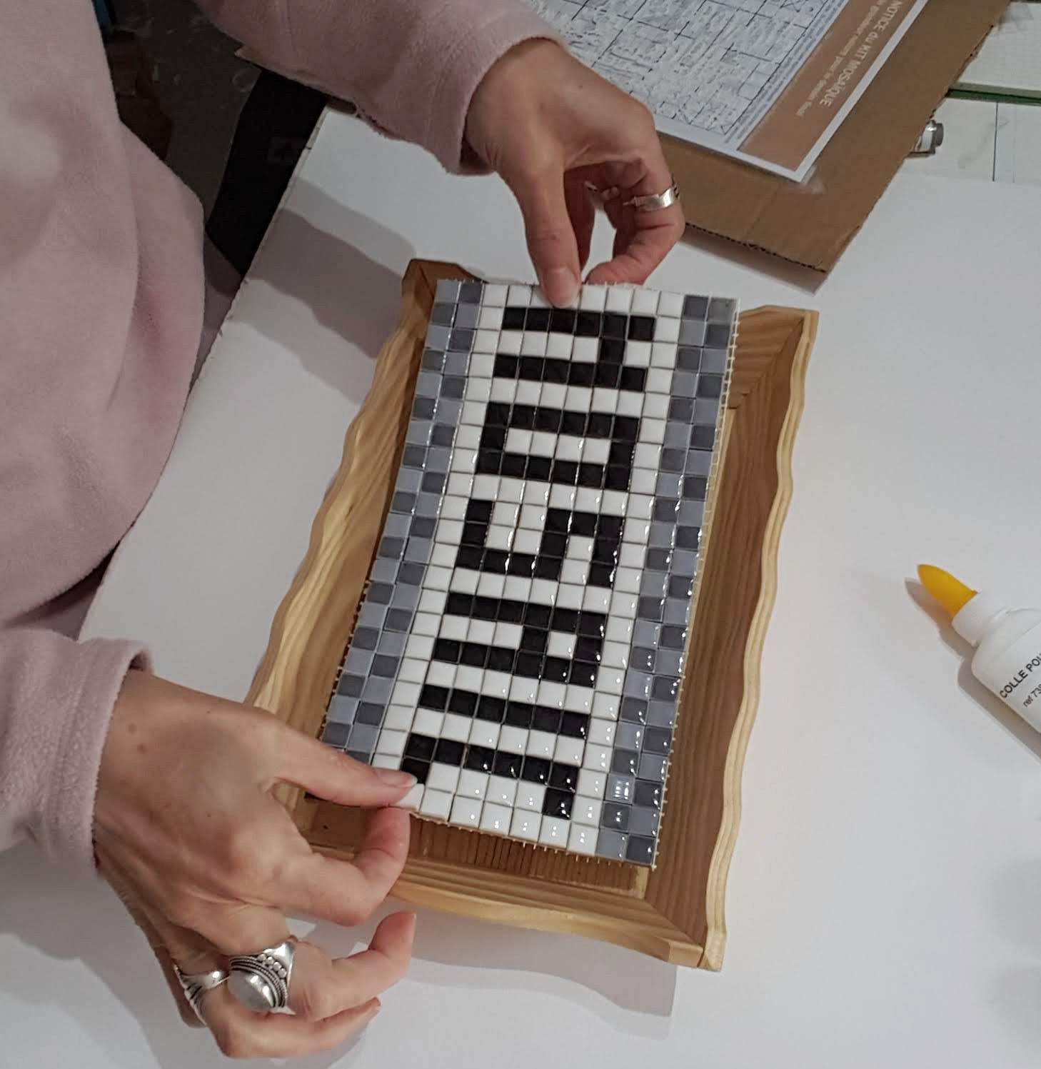 collage de la mosaïque sur filet au fond du plateau