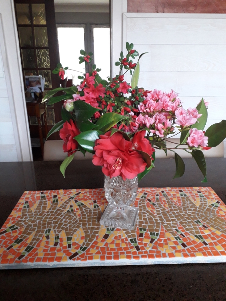 Michelle du 40, un plateau long contemporain sous un joli bouquet