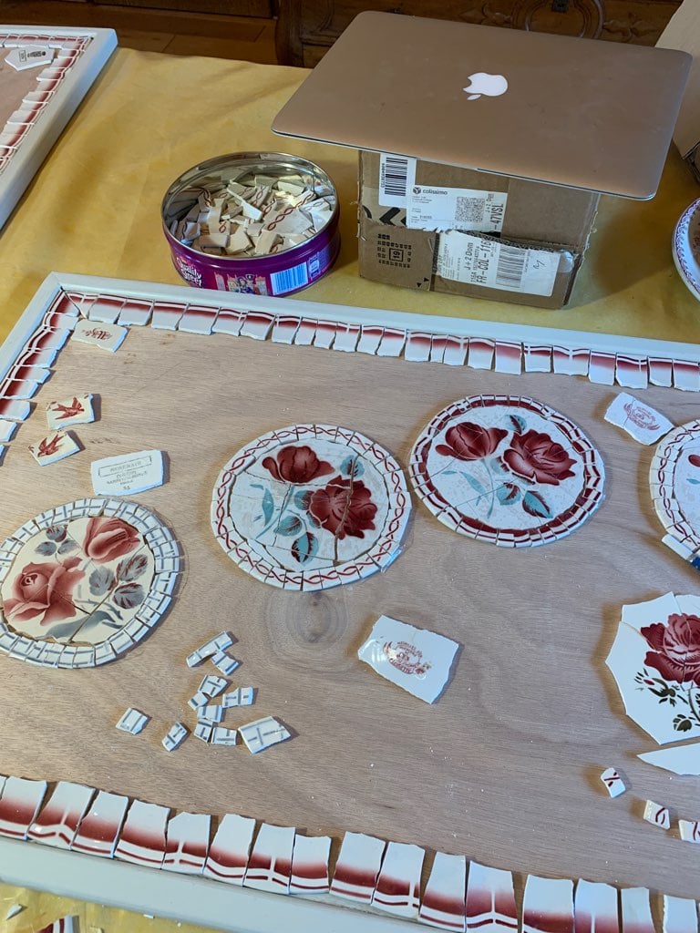 montage des plateaux pour les tables