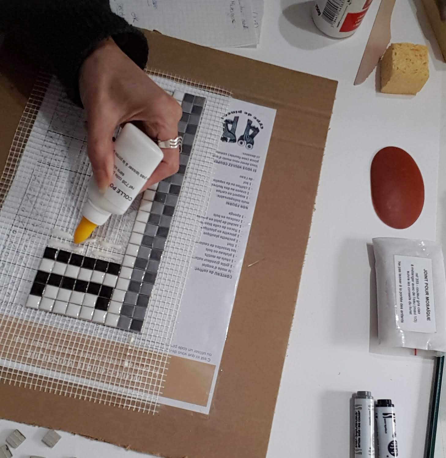 coller les tesselles une à une sur le filet