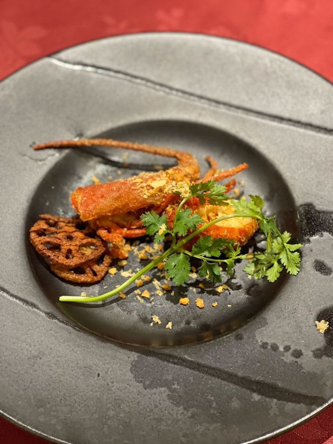 Shangri-laでしか食べれない　”幻の脱皮”伊勢エビスパイシーパウダー炒め