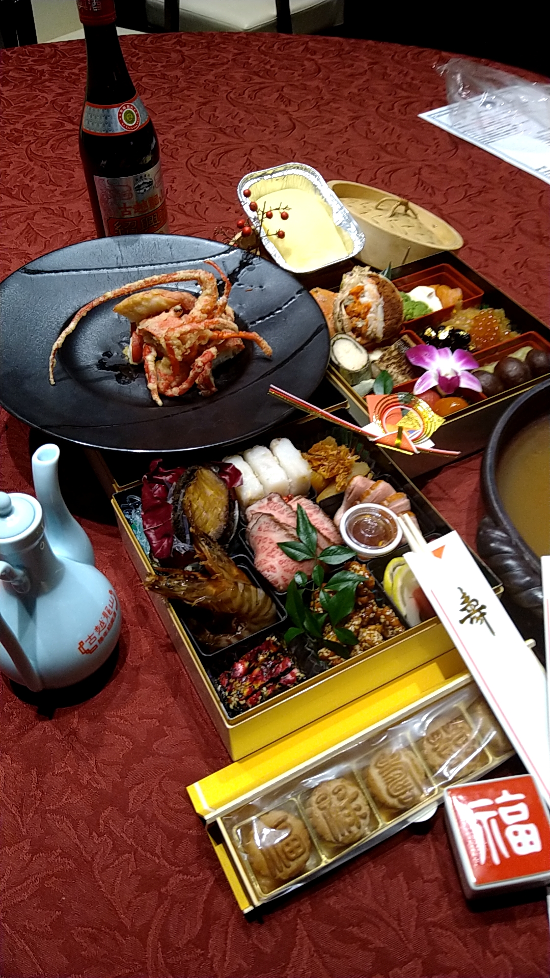 佐倉産大川畜産かずさ和牛のロースト、三陸黒鮑、奄美産車エビ