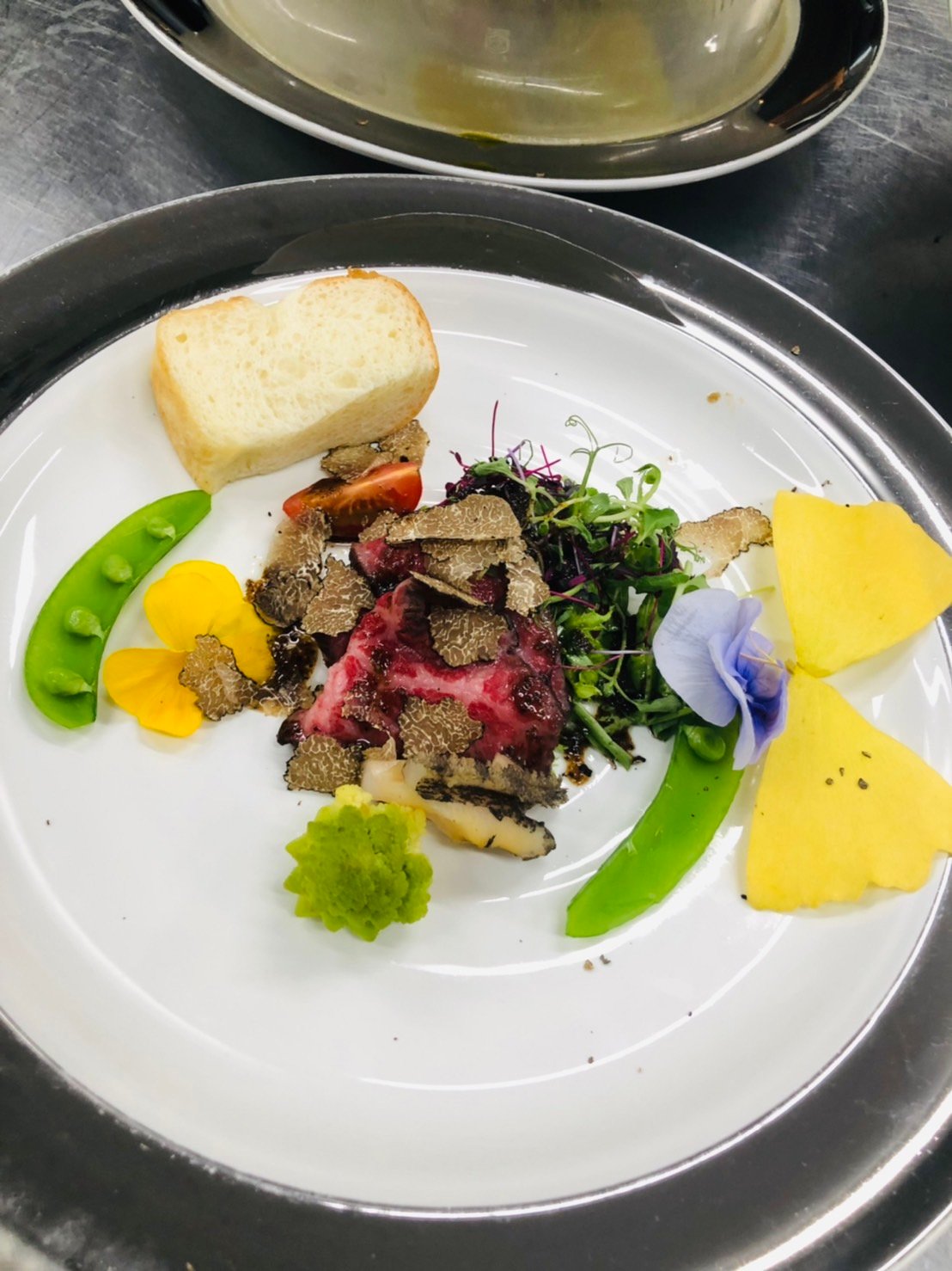 かずさ和牛ロースト　マイクロハーブのサラダ仕立て　秋トリュフ掛け