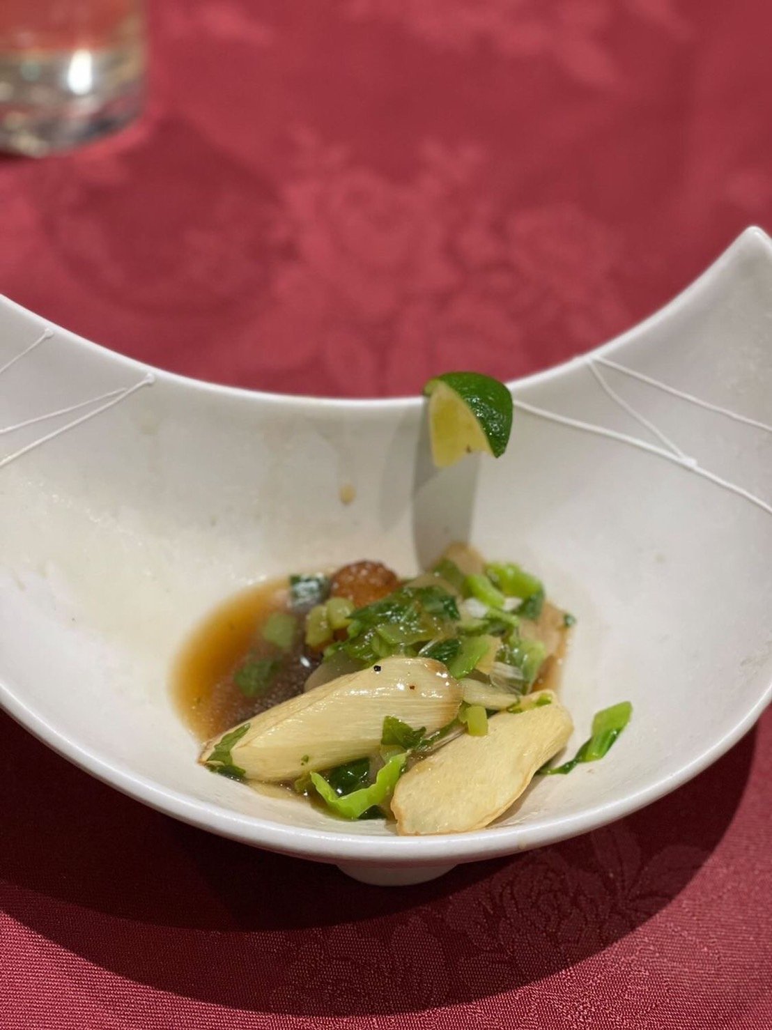 姥鮫翅片コラーゲンとスジアラの煮込み　カボス添え