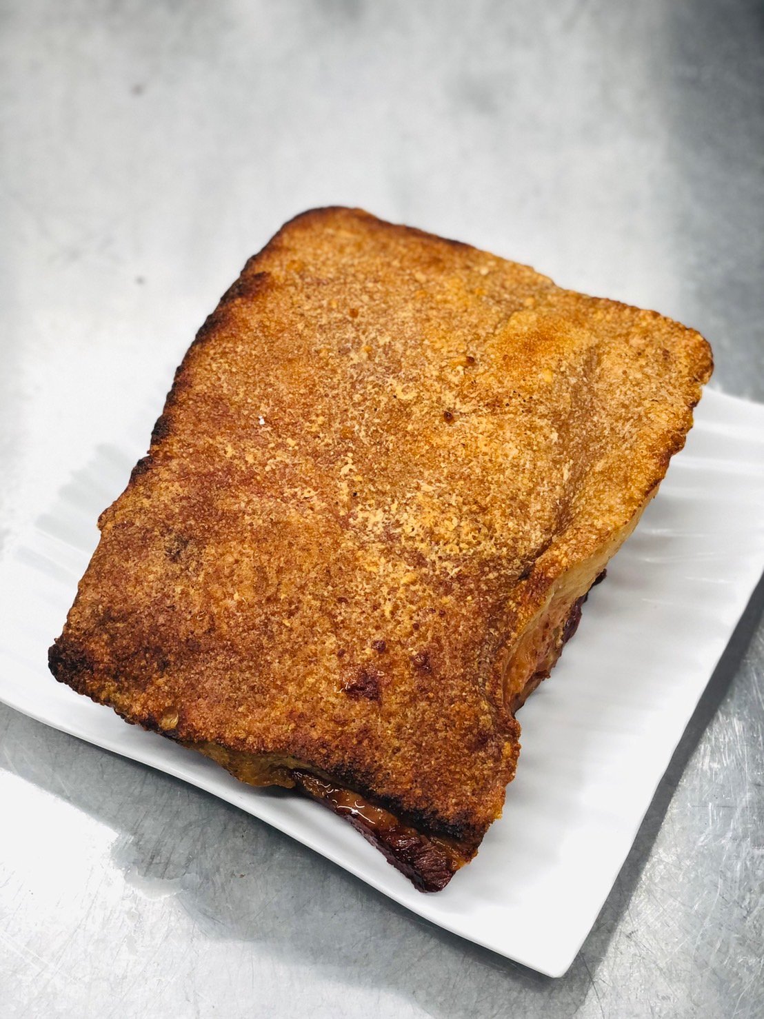 皮付きバラの香港式焼き物　クリスピーポーク