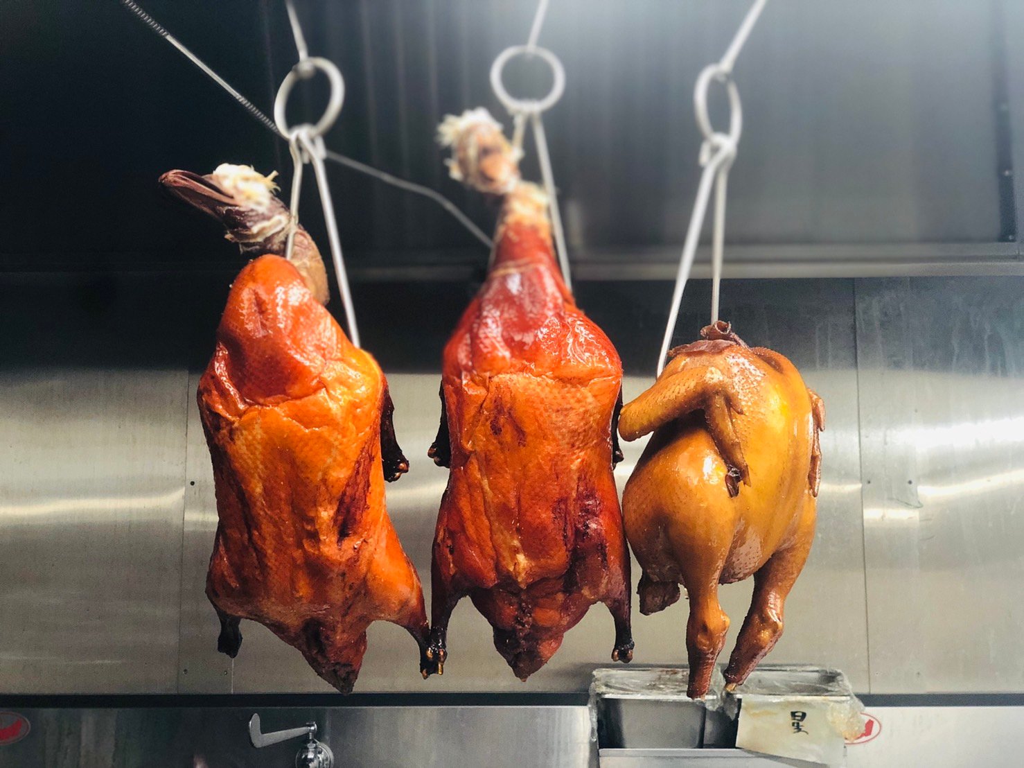 岩手産鴨のローストと金爽鶏の薬膳醤油煮