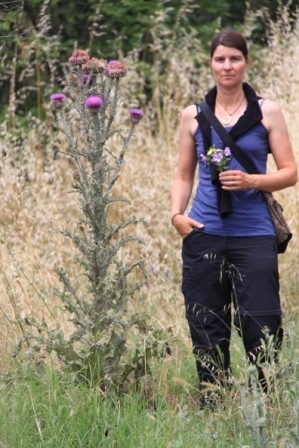 Petra und riesige Distel