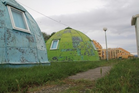 Feriensiedlung aus der kommunistischen Ära, dahinter neue Ferienbunker von heute