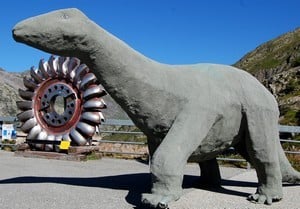Dinosaure et turbine au barrage du lac d'Emosson