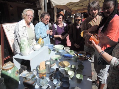 Le stand des potiers de Rieucros au marché de Mirepoix/ Ariège-Pyrénées.