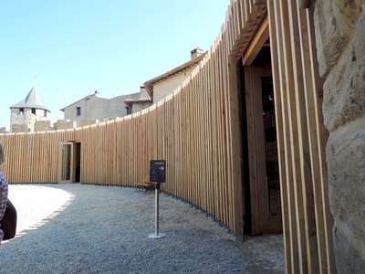 Les informations et les tickets d'entrées se trouvent cachés derrière cette structure en bois