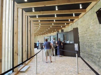 Vue sur l'intérieur de cet espace d'accueil.