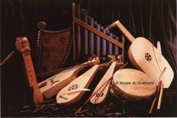 Musikinstrumente dès 14.Jh im Quercorb-Museum von Puivert (Aude)