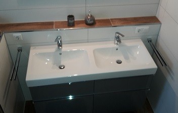 Doppelwaschbecken mit Unterschrank