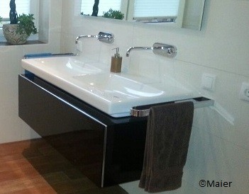 Bild: Doppelwaschbecken mit Wandarmaturen