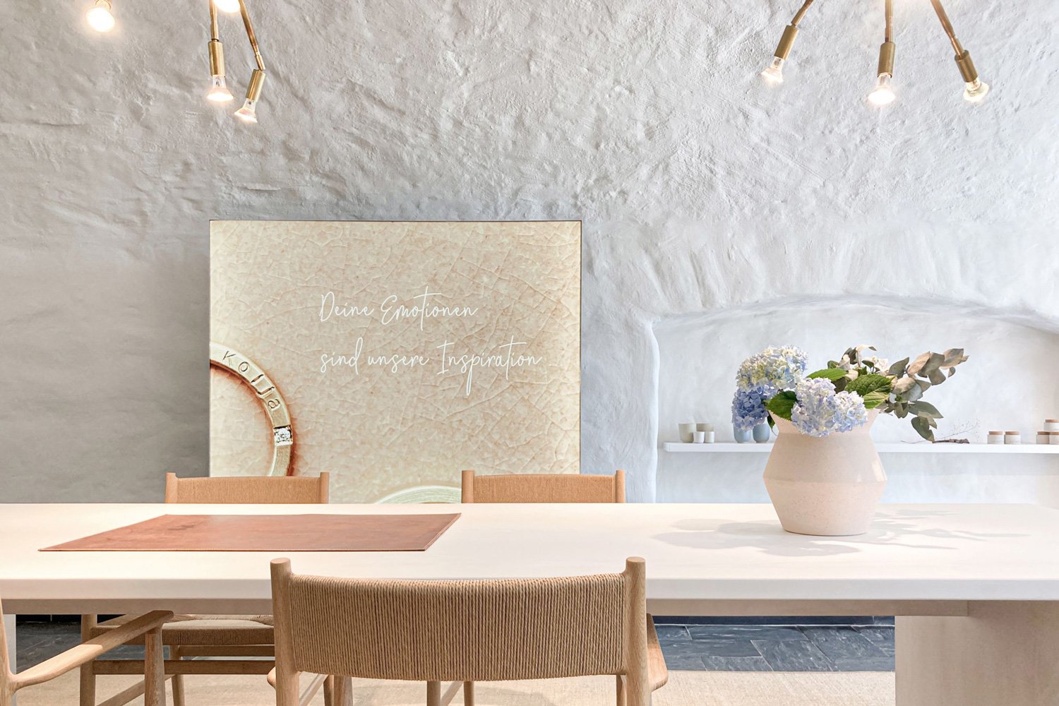 Agnes Morguet Interior Art & Design - Der Showroom für die Schmuckmarke Mimos im Schloss Lüntenbeck erstrahlt mit hellen und warmen Holztönen und wird mit zarten Rosé- und Brauntönen ergänzt. Die Holzstühle von Brdr. Krüger fügen sich perfekt ein.