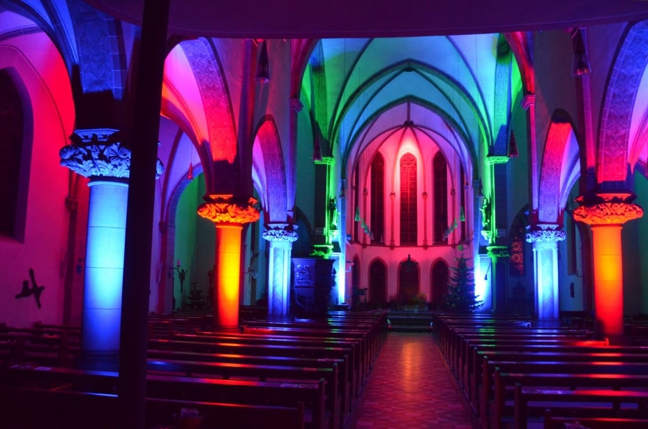 St. Peter und Paul erstrahlt Freitags im Advent wieder in farbigem Licht