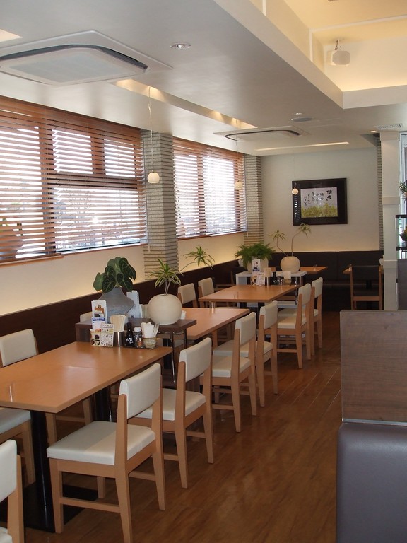 木目調と暖色系の照明が目にやさしいです