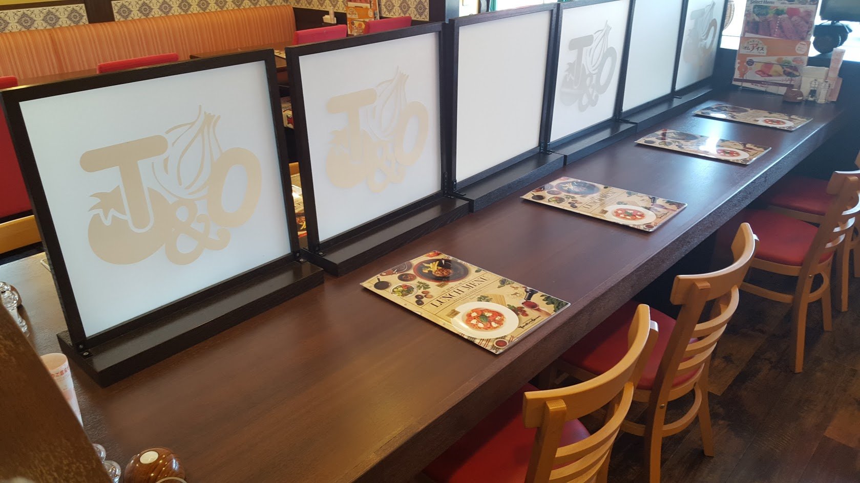 お一人様から10名まで対応できるビッグテーブル