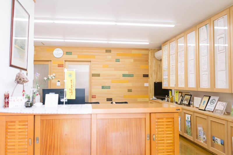 花丘商事のオフィス内