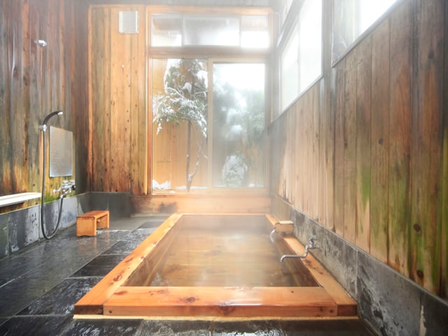 信山檜風呂はいつでも貸切可能です。  お風呂の入り口の扉に鍵がついていますので鍵を閉めてお入りください。  予約の必要もありません。逆に鍵のかかっているときは、お時間を調整して  ご利用下さい。※尚、お風呂の貸切につきましては、ご宿泊者限定です。湯めぐりや日帰りでのご入浴のお客様は  お風呂の貸切はできませんのでご了承下さい。