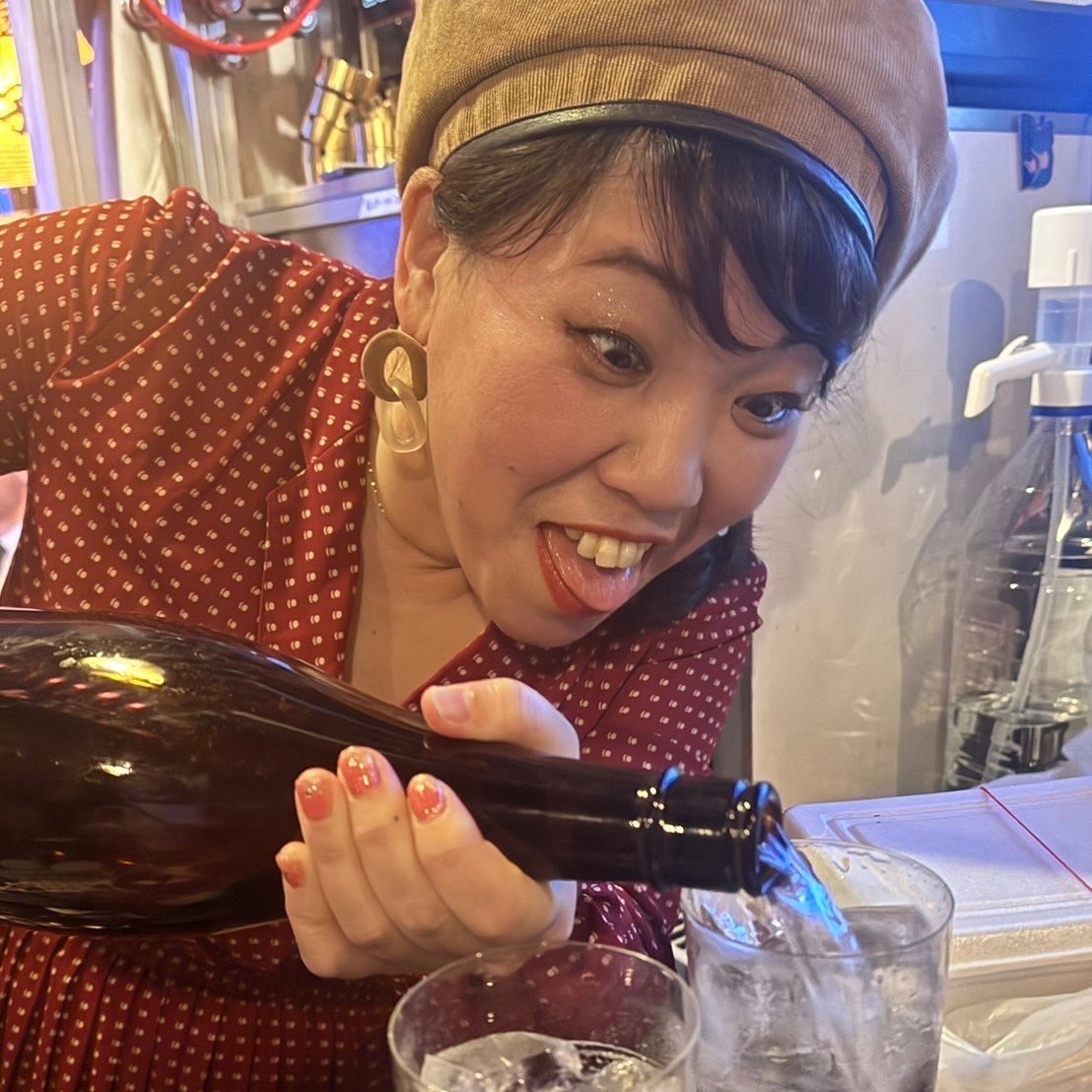 酒を注ぎまくるおちよ