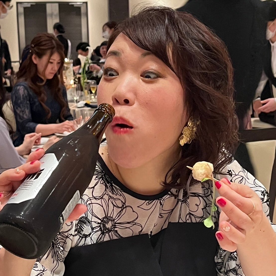 ビールをラッパするおちよ