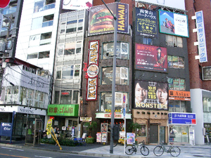 ②南青山五丁目の交差点を左折