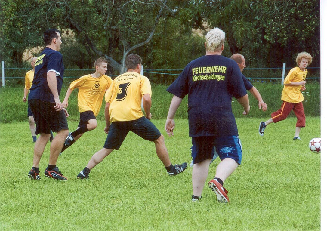 Gute Tradition: Fußball und Spanferkel zum Gemeindefest