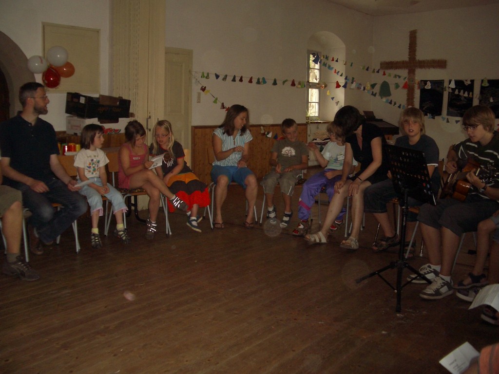 Zur Eröffnung wird gesungen