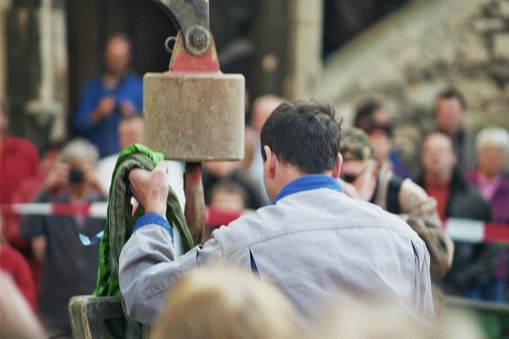Die erste Glocke wird eingehängt
