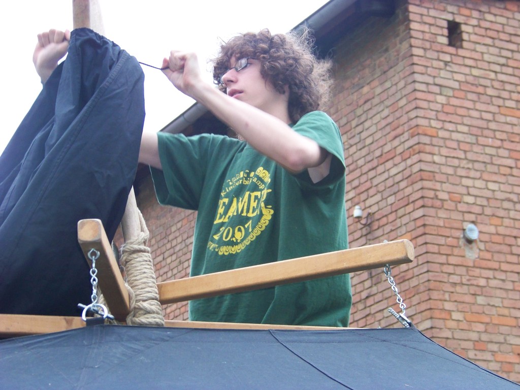 Riesenpfadfinder beim Kothenaufbau