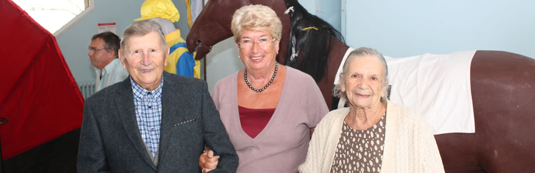 Les doyens de Bréville-sur-Mer avec Madame Le Maire