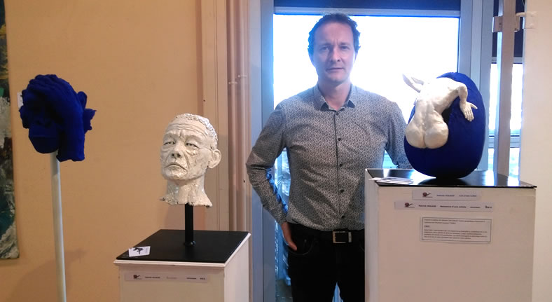 Photo - Patrick Hulaud parmi ses œuvres