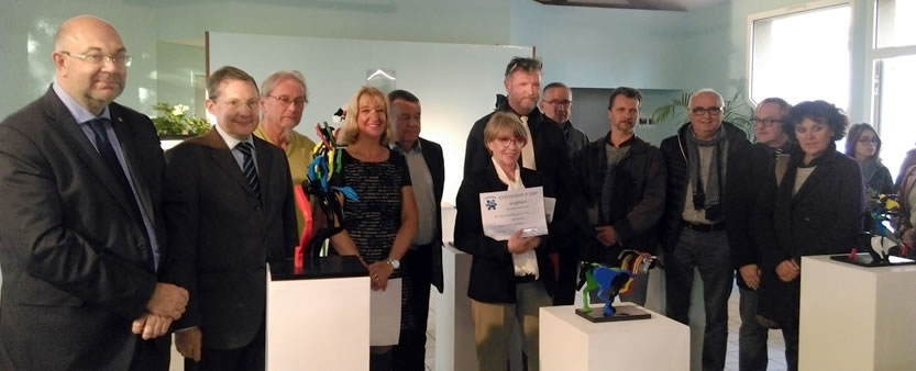 Remise du prix « Mairie de Bréville-sur-Mer » à Marie-France VEYNANTE en présence des élus du Département.