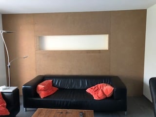 Kunde lässt eine Holzwand mit Nische montieren.