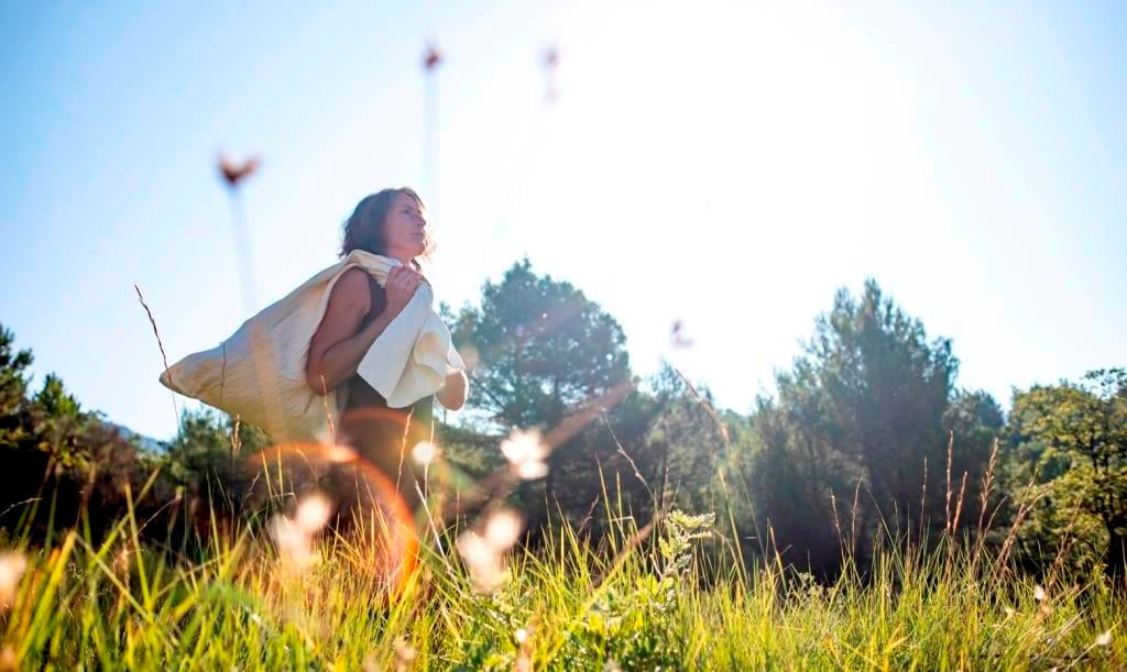 Des cosmétiques d'exception hautement concentrés en actifs de plantes sauvages, cueillies et transformées à la main, par mes soins.