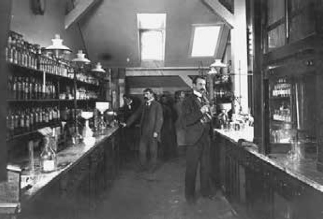 Doktor Eichengrün während der Arbeit im Bayer-Laboratorium.