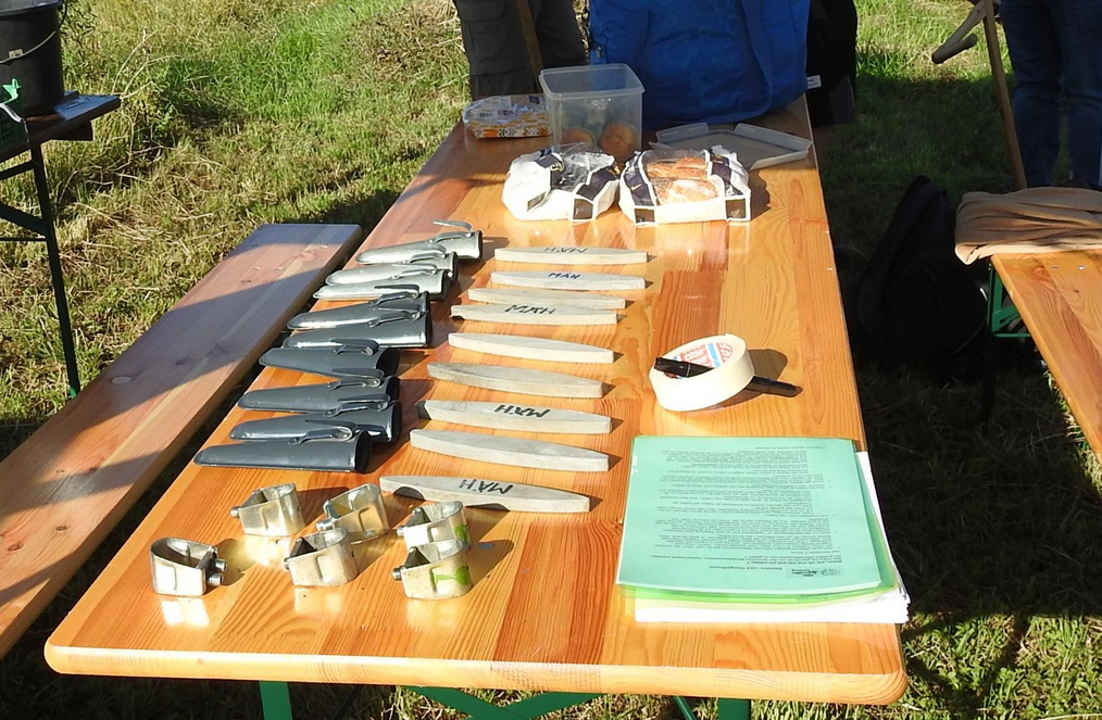 Zur Ausrüstung gehört auch ein Sensenring, ein Wetzstein und ein Kumpf.