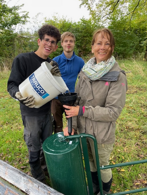 Befüllen der Walze mit Wasser zum Beschweren.