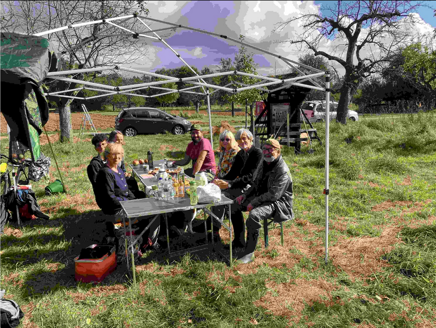 Heiße und kühle Getränke, stärkender Imbiss und Austausch in geselliger Runde gibt es natürlich auch.