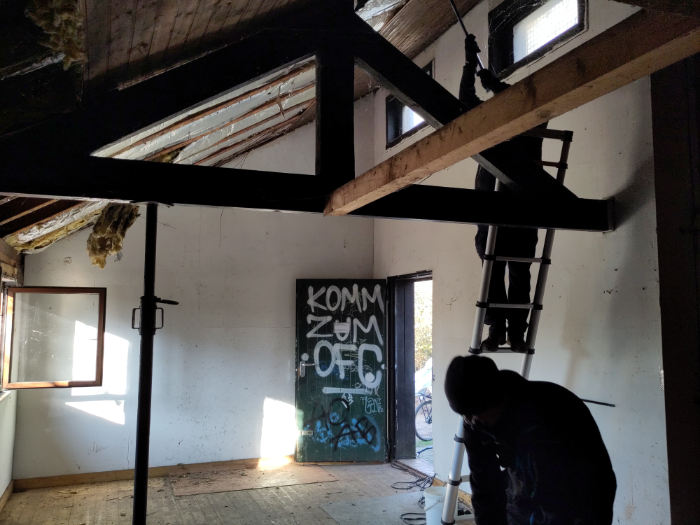 Freilegung einer Hälfte der Deckenverkleidung.