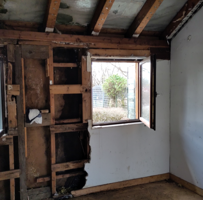 Ein bestehender Schaden am Dach führt aktuell noch zu durchgehend nassen Wänden. 