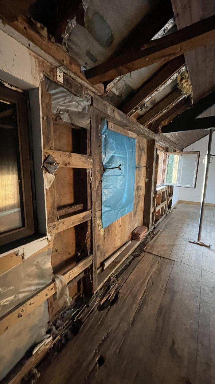 ... die bis auf den Boden und Fundament reichen.