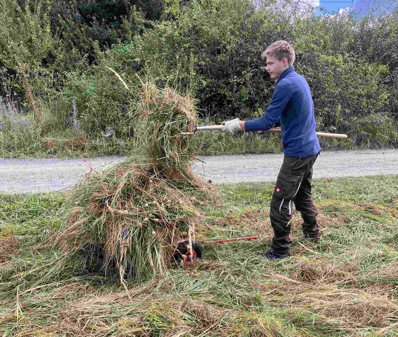 Florian beim Abräumen des Heus.