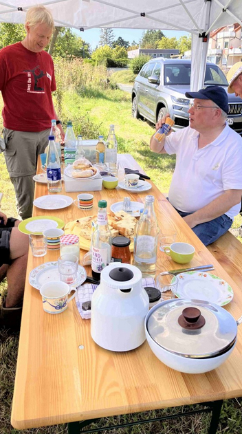 Wie gut, dass es auch einen Imbiss, Getränke und etwas Schatten gibt.