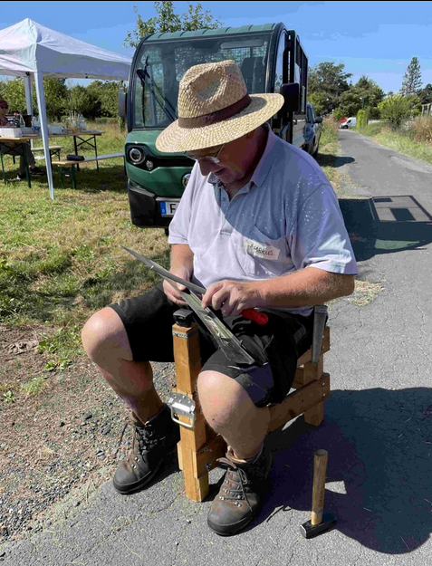 Auch das Dengeln, das Schärfen der Klinge durch Hämmern, wird gezeigt.