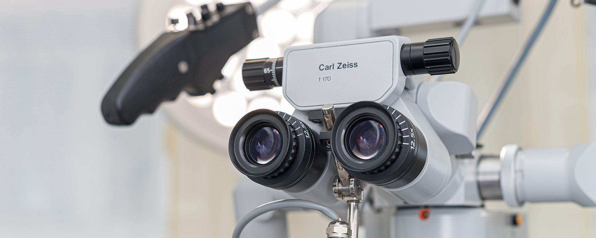 OP-Mikroskop / Mund- Kieferchirurgie, Gesichtschirurgie / Tagesklinik Dr. Beniashvili, Dr. Shavlokhova, Prof. Dr. Dr. Wangerin - is-fullwidth 