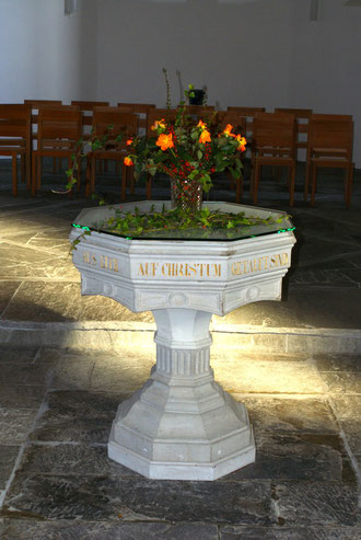 Taufstein der Kirche in Tamins