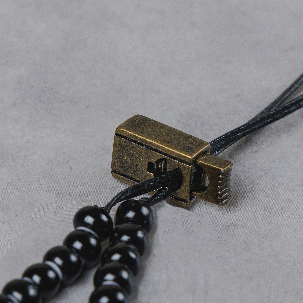 調整金具（ビーズ色は異なります）